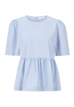 Svetlomodrý peplum top vyrobený z bavlnenej zmesi s krátkymi puff rukávmi, okrúhlym výstrihom a zbieraným pásom pre uvoľnený strih.