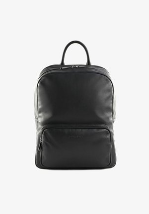 Sac à dos en cuir noir avec une texture lisse, poignée supérieure arrondie, poche zippée à l'avant, et deux zips latéraux pour accéder au compartiment principal.