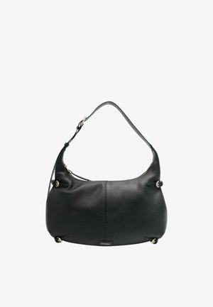 Borsa a spalla in pelle nera con forma curvata, dotata di hardware color oro e una texture liscia. Dettagli notevoli includono lacci laterali e un'etichetta con logo.