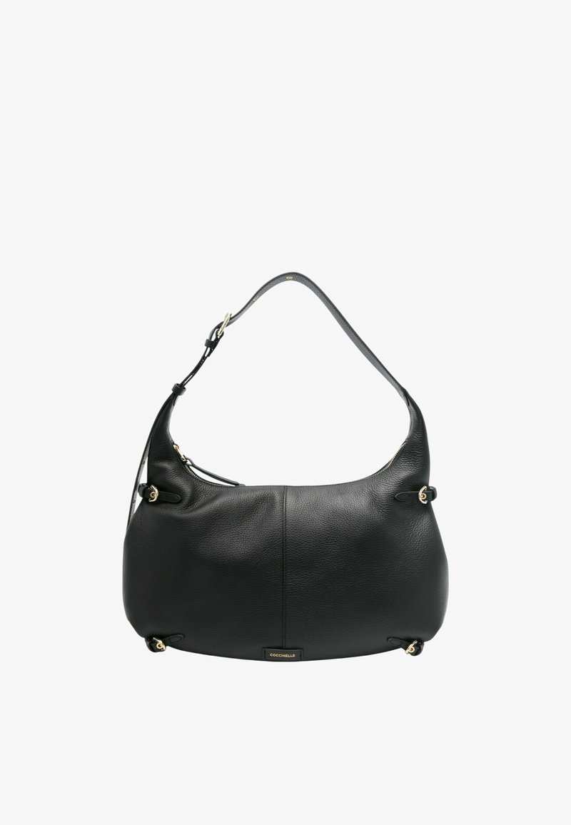 Borsa a spalla in pelle nera con forma curvata, dotata di hardware color oro e una texture liscia. Dettagli notevoli includono lacci laterali e un'etichetta con logo.