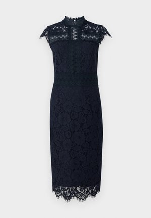 Robe en dentelle navy avec encolure haute, manches courtes, motifs floraux et délicate bordure en dentelle à l'ourlet. Présente une silhouette ajustée.