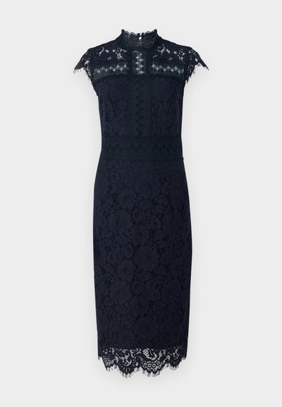 Rochie bleumarin din dantelă cu gât înalt, mâneci scurte, modele florale și dantelă delicată la tiv. Are o siluetă ajustată.