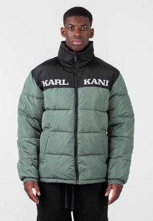 Grøn puffet jakke med en sort krave og øverste sektion, med hvid "KARL KANI" branding på brystet og lynlås lukning.