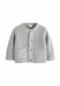 Grau gestrickte Strickjacke mit rundem Halsausschnitt, vier Holzknöpfen und zwei Vordertaschen. Mit gerippten Bündchen und Saum.