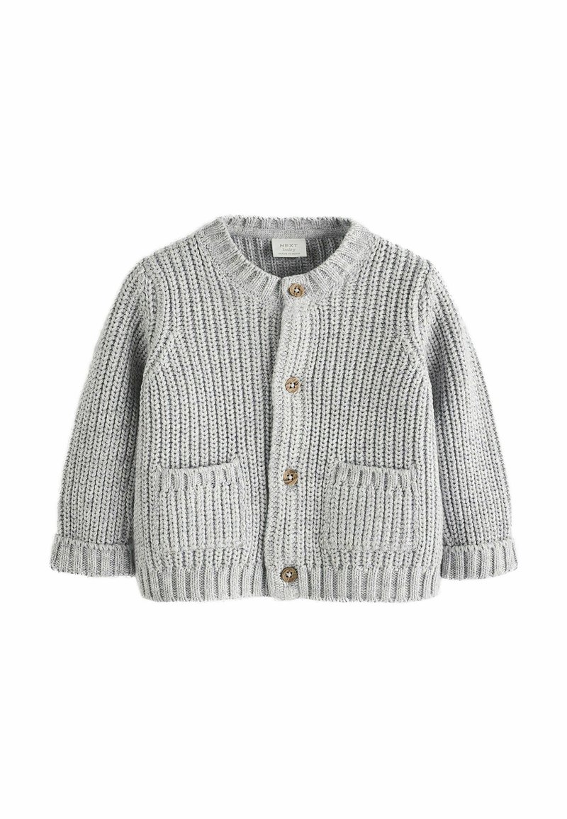Grau gestrickte Strickjacke mit rundem Halsausschnitt, vier Holzknöpfen und zwei Vordertaschen. Mit gerippten Bündchen und Saum.