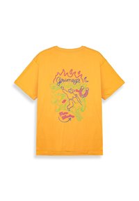 Camiseta de algodón amarilla con un colorido diseño gráfico de llamas y un caballo, con el texto "Grimey's Saloon" en colores vibrantes.