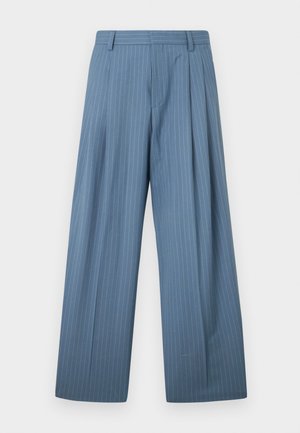 Hellblaue Hosen mit weitem Bein und vertikalen weißen Nadelstreifen, versehen mit einer plissierten Vorderseite und einer glatten Textur. Verstellbarer Bund inklusive.