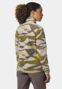 Fleecejack met een veelkleurig camouflagepatroon in groen, roze en grijs. Voorzien van een hoge kraag en een zachte textuur.