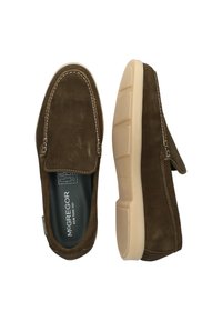 Bruine suède instappers met een ronde neus, contrasterende stiksels en een flexibele rubberen zool. Voorzien van een gevoerde inlegzool voor comfort.