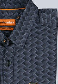 Dunkelblaues Hemd mit geometrischem Muster, regulärer Passform, durchgehender Knopfleiste, schwarzen Knöpfen und einem orangefarbenen Etikett mit Markennamen.