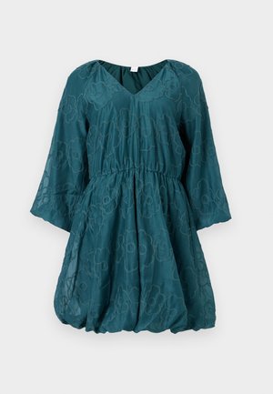 Τιρκουάζ μπλε φόρεμα με V-λαιμόκοψη, μανίκια τριών τετάρτων φαρδιά, ελαστική μέση, κεντήματα με floral μοτίβα και φουσκωτή ραφή στο τελείωμα.