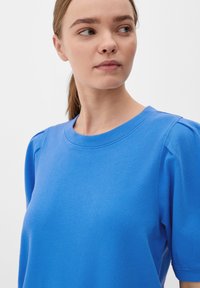 s.Oliver MIT HALBLANGEM ARM - T-shirt basique - royalblau