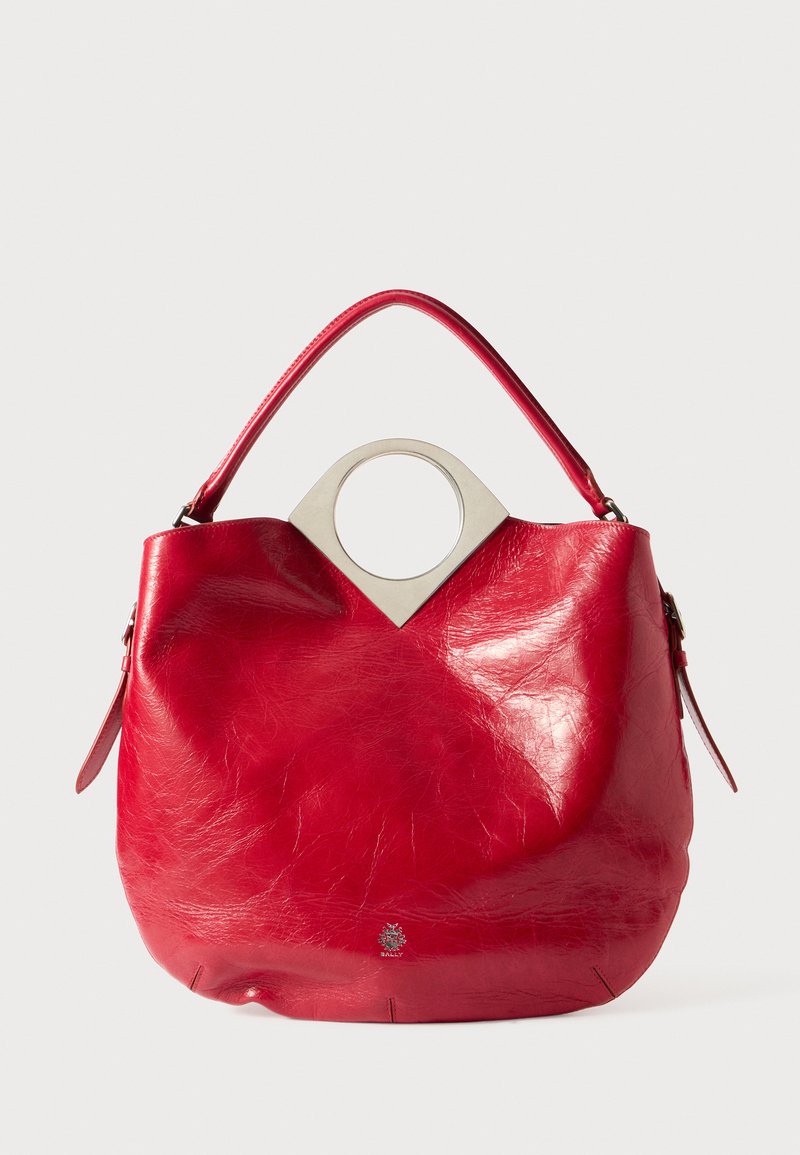 Borsa a mano rossa in pelle con finitura testurizzata, manico arrotondato e un accento in argento circolare vicino all'apertura, caratterizzata da un design morbido.