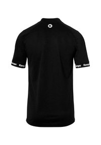 Sort sportskjorte med korte ærmer, rund krave, glat tekstur og kontrasterende "Kemper"-logo på ærmet og ryggen.