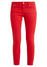 Pantalones vaqueros ajustados rojos de mezclilla con una textura suave, que cuentan con cinco bolsillos, pasadores para cinturón y un cierre frontal con botón.