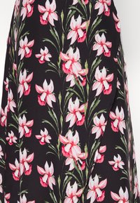 Vestido floral em tecido preto com grandes flores rosas e vermelhas, acompanhadas de caules e folhas verdes. Textura suave, padrão vibrante por todo o vestido.