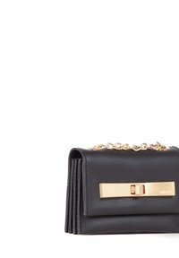 Portafoglio in pelle nera con tracolla a catena, dotato di chiusura in tonalità oro e design plissettato. Forma compatta con texture liscia e dettagli minimi.