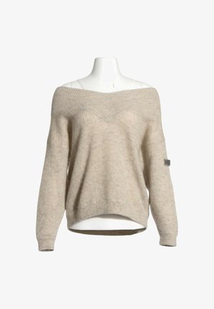 Maglione beige a coste con spalle scoperte e maniche lunghe mostrato su un torso di manichino bianco su sfondo bianco.