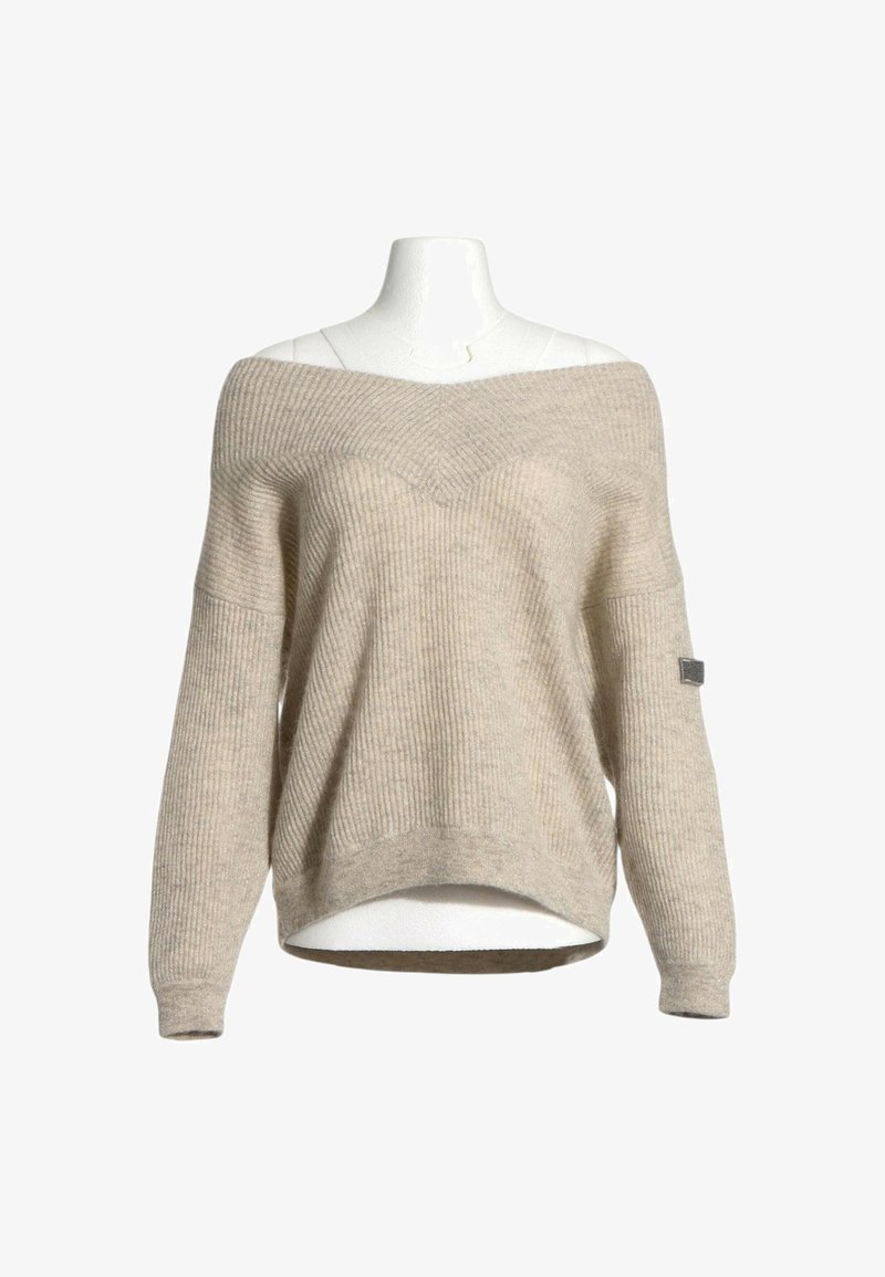 Pull beige en maille côtelée, épaules dénudées, manches longues, présenté sur un buste de mannequin blanc sur fond blanc.