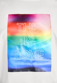 Calvin Klein Jeans BOX GRAPHIC SLEEVELESS UNISEX - Topp - bright white
