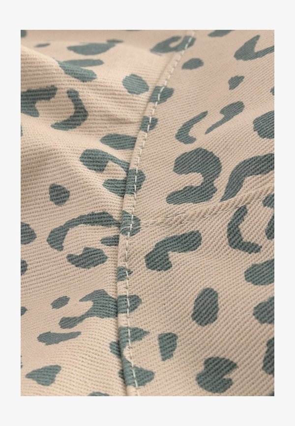 Hut – neutral leopard print