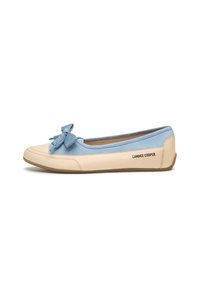 Scarpe basse realizzate in suede azzurro chiaro e pelle beige, con un fiocco sulla parte anteriore e suola in gomma. Il nome del marchio è stampato sul lato.