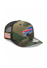 Camo-Trucker-Cap mit flachem Schirm, Netzrücken, gesticktem Buffalo-Emblem und einem USA-Flaggen-Patch an der Seite. Hauptsächlich in Grüntönen.