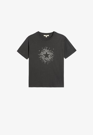 Mørk grå bomulds t-shirt med korte ærmer og rund hals, prydet med et hvidt stjernedesign omgivet af prikkede detaljer på forsiden.