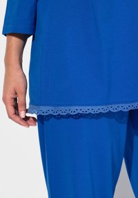Ulla Popken BRODERIE ANGLAISE DETAIL SET - Pyžamová sada - denim blue