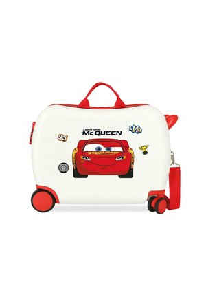 Maleta para niños blanca y roja con gráfico de Rayo McQueen, asa roja, correa y cuatro ruedas para facilitar el desplazamiento y transporte.