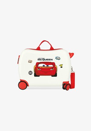 Maleta para niños blanca y roja con gráfico de Rayo McQueen, asa roja, correa y cuatro ruedas para facilitar el desplazamiento y transporte.
