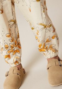 Next TRAVELLER - REGULAR FIT - Cargobukser - ecru white flower