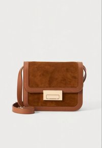 Barna szarvasbőr és bőr keresztpántos táska téglalap alakú arany csattal és állítható pánttal, egyszerű fehér háttér előtt.