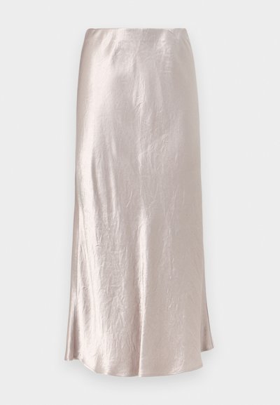 Φούστα μέσης μήκους από σατέν σε απαλό ροζ χρώμα, με ψηλή μέση και ελαφρύ άνοιγμα, που παρουσιάζει μια διακριτική κριτσανιστή υφή.