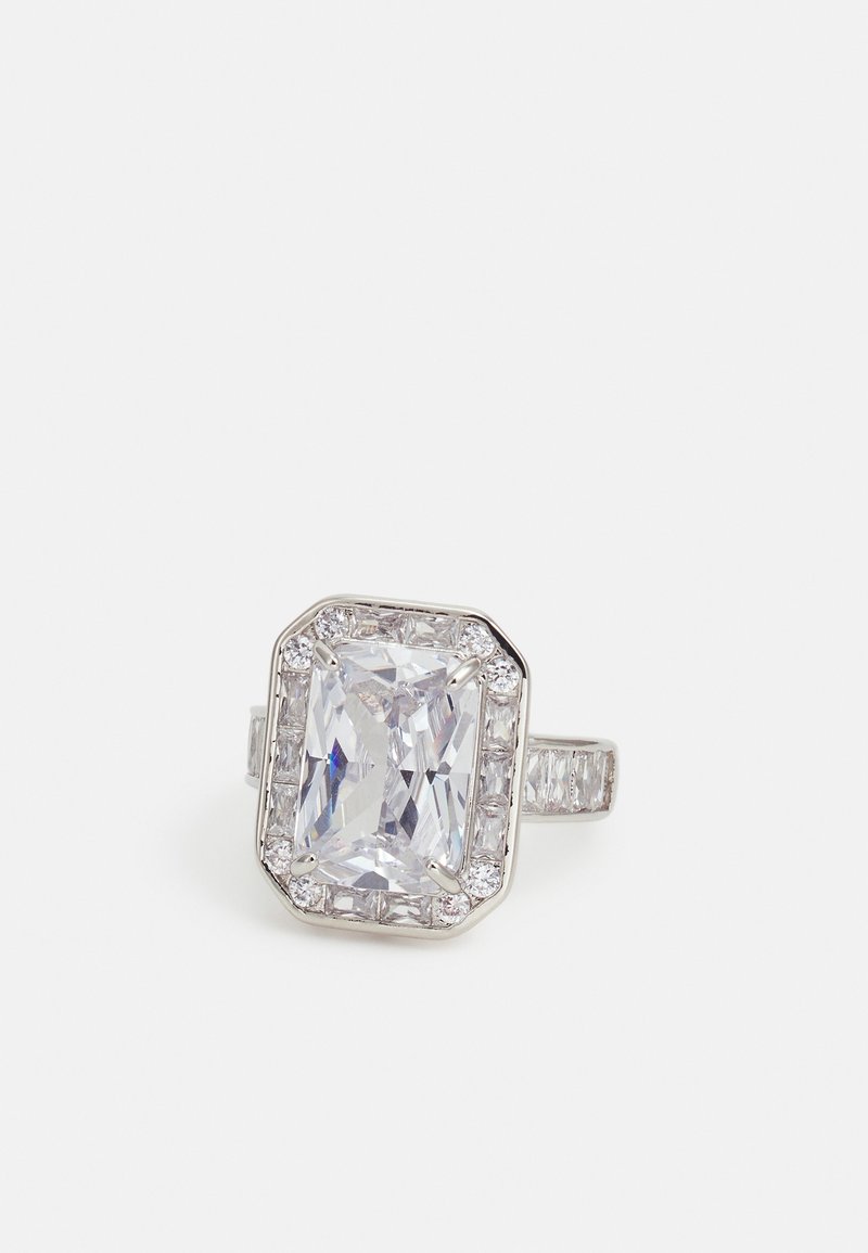 Bague en argent avec une grande pierre précieuse claire rectangulaire entourée de petites pierres claires et des pierres supplémentaires le long de la bande.
