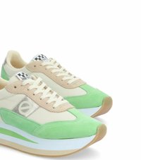 Sneaker verdi e beige con un mix di camoscio e mesh, suola bianca spessa e dettagli a scacchi sul linguetta.