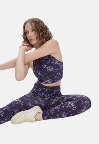Paarse bloemen crop top en legging set, met een aansluitend ontwerp, zachte stof en een naadloze textuur met een hoge taille en een blend van spandex.