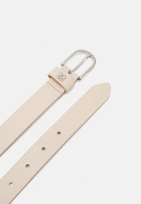 Cintura in pelle beige con fibbia in metallo color argento, dotata di fori distribuiti uniformemente per la regolazione e una punta affusolata. Logo impresso sulla fibbia.