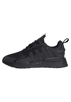 Baskets de sport noires avec trois bandes latérales, semelle texturée, dessus en mesh, fermeture à lacets et languette à l’arrière du talon, vue de côté.
