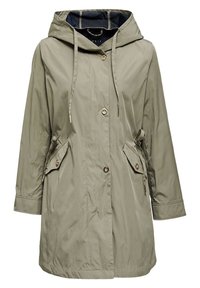 Imperméable à capuche couleur kaki clair avec boutons à l'avant, cordons ajustables à la taille et à la capuche, et poches à rabat avec fermetures à boutons.