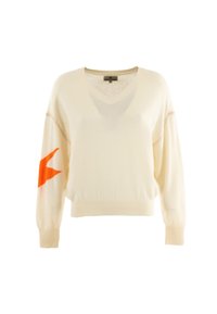 Maglione color crema con scollo a V, maniche lunghe e un design a stella arancione sulla manica sinistra. Texture morbida e lavorata a maglia.