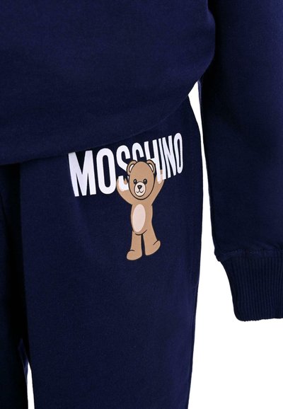 Donkerblauwe sweatshirt met een cartoonbeer graphic en "MOSCHINO" tekst. Het materiaal is zacht met een geribbelde manchetontwerp.