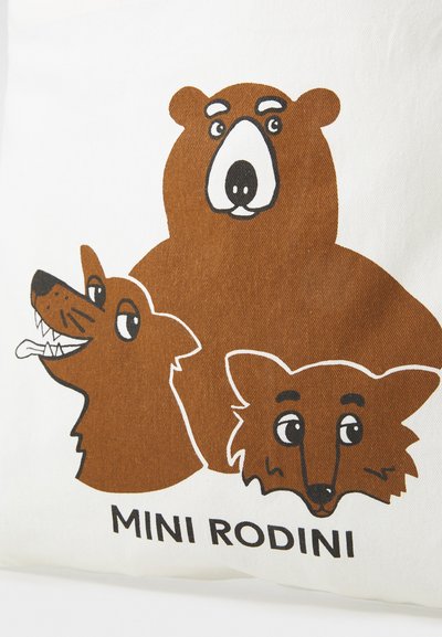 Medvilninė pirkinių rankinė su meškiuku ir dviem lapėmis rudos spalvos atspalviuose ant balto fono, apačioje nurodytas tekstas "MINI RODINI".