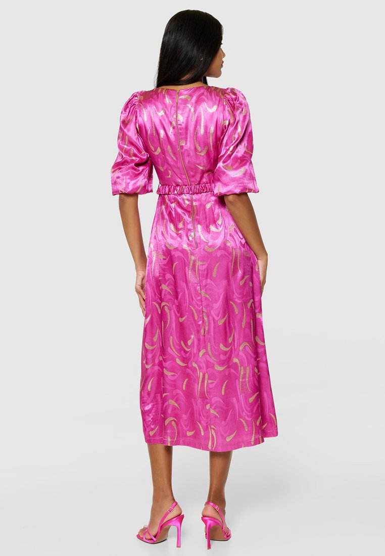 Abito in satin rosa con maniche a sbuffo corte, elastico in vita e motivi astratti dorati; design a lunghezza media con una texture liscia.