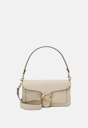 Petit sac à main en cuir beige avec motif embossé, boucle dorée, poignée supérieure et bandoulière amovible sur fond blanc.