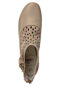 Zapato beige con punta redondeada, diseño de parte superior perforada, material de cuero suave y un detalle de flor decorativa en el lateral.