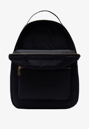 Zaino in tessuto nero con forma arrotondata, dotato di tasca frontale con zip e interno imbottito. Dettagli in hardware dorato e cuciture.