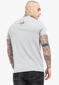 Tapout TAPOUT NORMALE PASSFORM SKRAPE - Majica kratkih rukava s printom - grey red