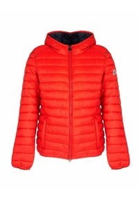 Rote Pufferjacke mit Reißverschluss vorne, befestigter Kapuze und ausgeprägtem horizontalem Steppmuster. Verfügt über Seitentaschen und ein kleines Logo am Ärmel.