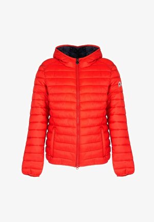 Giacca a vento rossa con zip frontale, cappuccio integrato e pronunciato motivo di cuciture orizzontali. Presenta tasche laterali e un piccolo logo sulla manica.